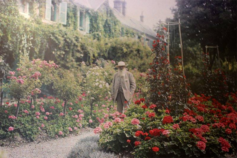 _12_Spring_Claude Monet in the garden of his house at Giverny, 1926